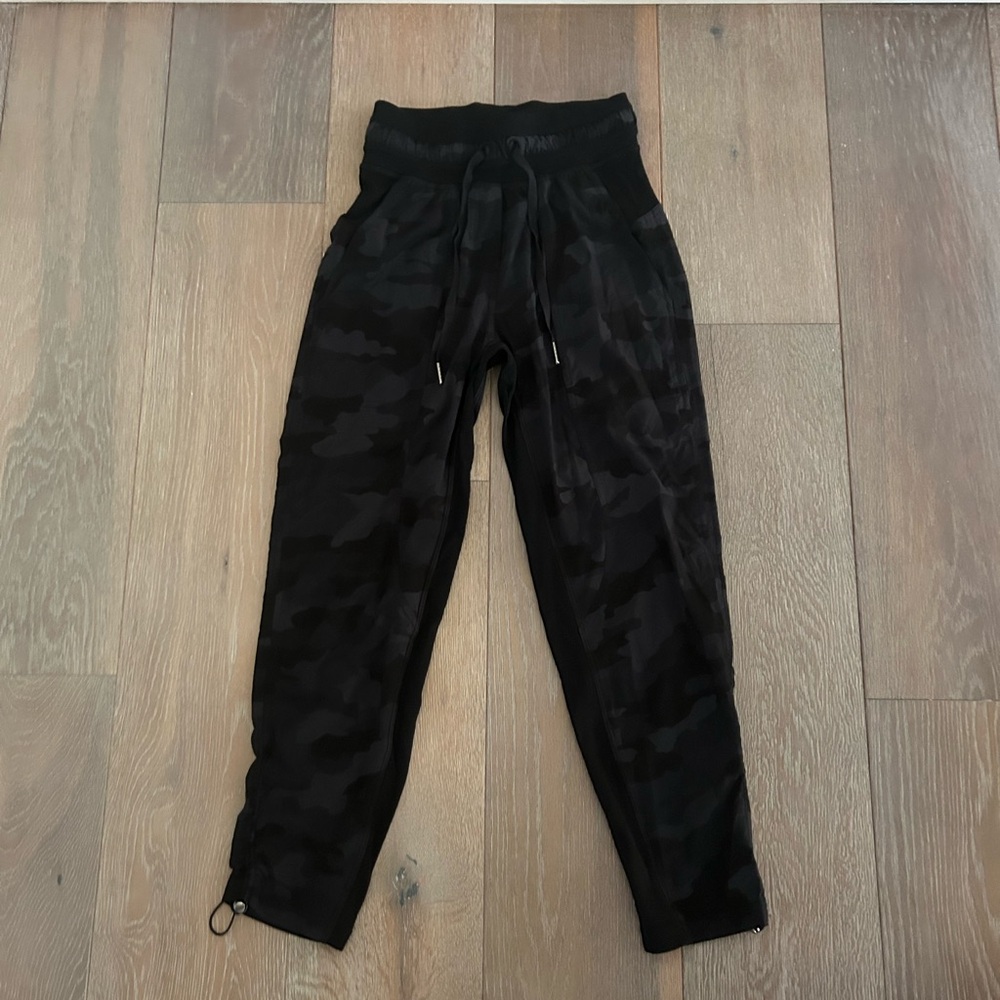 Lululemon black camo cropped jogger pants.